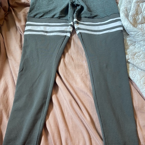 Bombshell leggings size medium like new - Picture 2 of 4